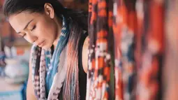 Berbeda dari artis lain yang selalu totalitas saat liburan, aktris berusia 32 tahun ini tetap tampil percaya diri dengan makeup minimalis di wajahnya. Bak warga lokal Adinia Wirasti kerap memakai kain tenun ikat Sumba saat berlibur ke Nusa Tenggara Timur.(Liputan6.com/IG/@adiniawrst)
