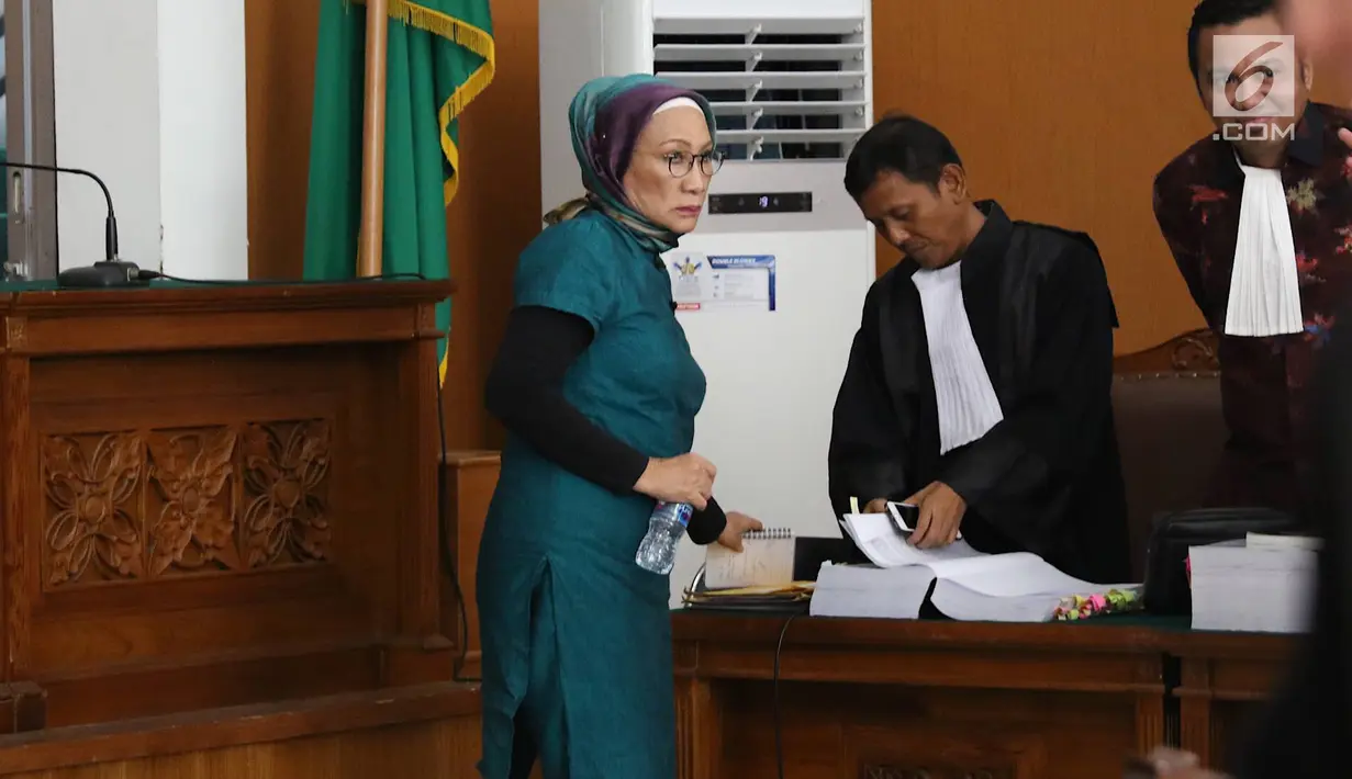 Terdakwa kasus dugaan penyebaran berita bohong atau hoaks Ratna Sarumpaet setelah mengikuti sidang lanjutan di PN Jakarta Selatan, Selasa (9/4). Sidang dengan agenda mendengarkan keterangan empat orang saksi, salah satunya yaitu Presiden KSPI, Said Iqbal. (Liputan6.com/Immanuel Antonius)