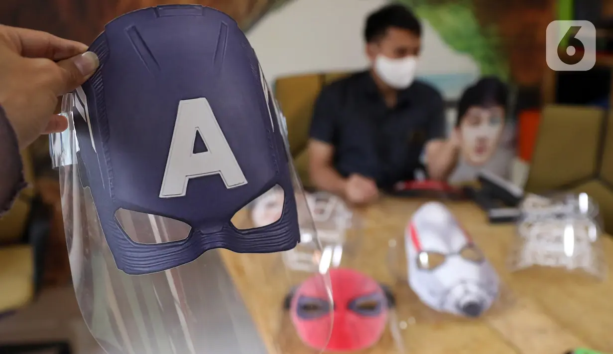 Face shield atau pelindung wajah karakter superhero ditunjukkan di Percetakan Bintang Sempurna, Bendungan Hilir, Jakarta, Rabu (24/6/2020). Pelindung wajah karakter tersebut dibanderol dengan harga Rp 35 ribu hingga Rp 50 ribu per buah. (Liputan6.com/Angga Yuniar)