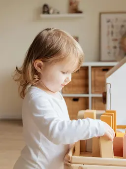 Melatih kemandirian anak merupakan bagian penting dalam proses tumbuh kembang mereka (Sumber: Pexels.com)
