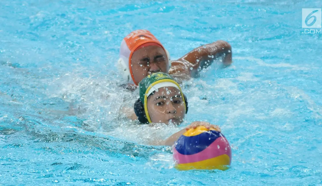 Pemain polo air putri DKI Jakarta (belakang) mengejar pemain polo air putri Jambi di Kejuaraan Akuatik Indonesia Open 2017 di Stadion Akuatik GBK, Jakarta, Minggu (10/12). DKI Jakarta unggul 28-2. (Liputan6.com/Helmi Fithriansyah)