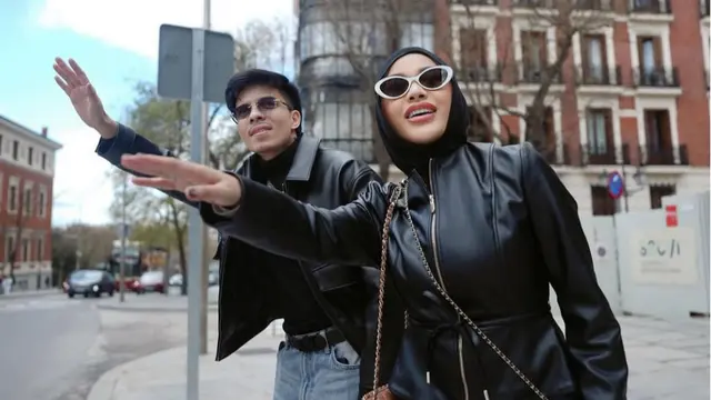 6 Gaya Edgy Aurel Hermansyah Saat Liburan di Madrid, Hijab Look-nya Bikin Kagum!