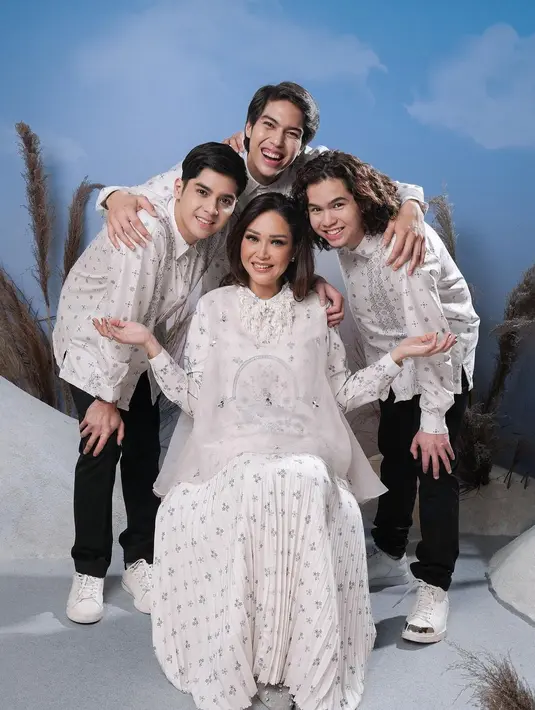 Beberapa waktu lalu, ketiganya juga sempat terlihat berfoto bersama sang bunda, Maia Estianty. Ketiga tampil dengan outfit kembar, bersama Maia yang tampil dengan outfit serasi model dress dengan outer yang menambah aksen cantik. Foto: Instagram.