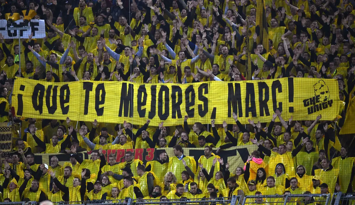 Fans Dortmund membentangkan poster dengan ucapan  'Get well, Marc!' saat melawan AS Monaco pada laga leg pertama perempatfinal Liga Champions di Stadion Signal Iduna Park, Dortmund,  (12/4/2017). Dortmund kalah 2-3. (AP/Martin Meissner)