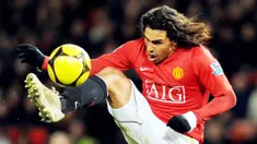 Carlos Tevez - Karier Tevez di Premier League berawal dari West Ham pada musim 2006/2007. Kemudian Teves hijrah ke Old Trafford dan mememangkan dua Premier League dan satu Liga Champions sebelum pindah ke Manchester City. (AFP/Andrew Yates)