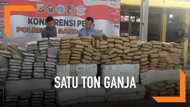Polisi gagalkan penyelundupan satu ton ganja kering yang akan dibawa ke Jakarta. Barang haram tersebut dibawa dalam truk tronton. Tiga tersangka ditangkap saat proses operasi.