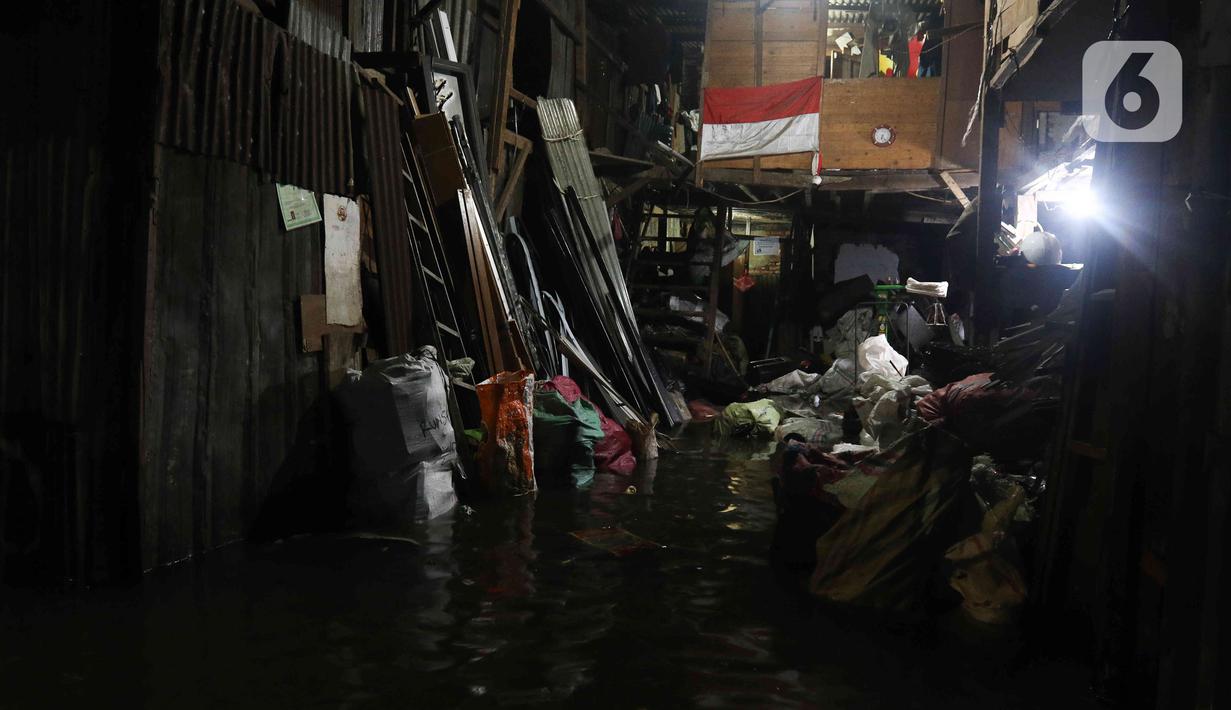 Kondisi banjir yang melanda Jalan Bangka, Jakarta, Rabu (4/1/2023). Hujan deras yang terjadi pada Rabu sore membuat Kali Mampang meluap hingga menyebabkan banjir di kawasan tersebut dengan ketinggian bervariasi mulai dari 40 hingga 60 cm. (Liputan6.com/Herman Zakharia)