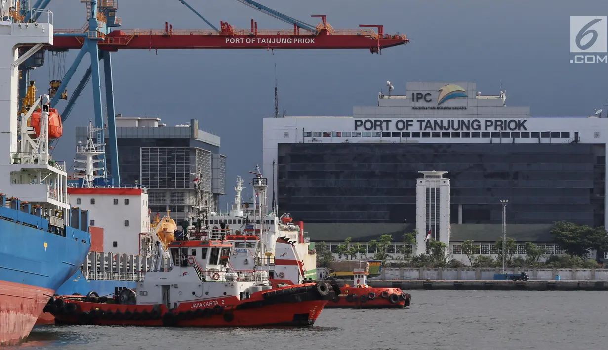 Suasana Pelabuhan Tanjung Priok, Jakarta Utara, Selasa (12/2). PT Pelindo II mulai menerapkan pelayanan aplikasi MOS sehingga berhasil menekan biaya dan waktu operasional menjadi lebih cepat hemat dan mudah. (Liputan6.com/Johan Tallo)