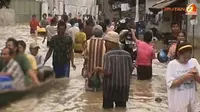 Masih Banjir, TPU Karet Bivak Jadi Tempat Bermain Anak-anak