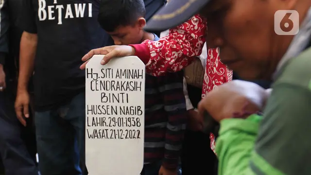 Prosesi Pemakaman Mak Nyak Si Doel Diwarnai Isak Tangis