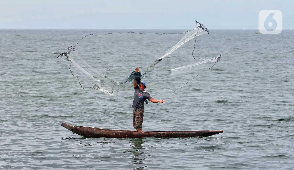 Nelayan menjaring ikan bilih secara tradisional di Danau Singkarak, Tanah Datar, Sumatra Barat, Kamis (22/6/2023). Sebagian masyarakat sekitar Danau Singkarak mejaring ikan bilih yang merupakan ikan endemik di Danau Singkarak karena mempunyai nilai jual ekonomi. (Liputan6.com/Angga Yuniar)