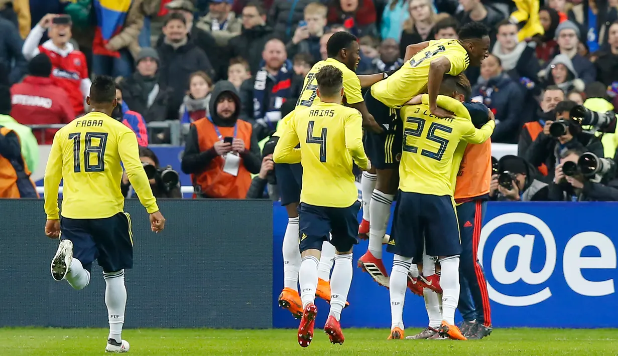 Pemain Kolombia merayakan gol Juan Fernando Quintero dalam pertandingan persahabatan antara Prancis dan Kolombia di Saint-Denis, luar Paris, Prancis,  Jumat (23/3). Kolombia menang 2-3. (AP Photo/Michel Euler)