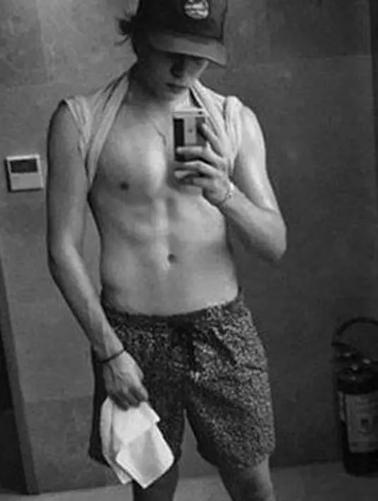 Tak ingin terlewatkan, Brooklyn kembali mengunggah foto tubuhnya yang kekar dan pamer perut yang seksi ke akun instagramnya. (instagram/Bintang.com)