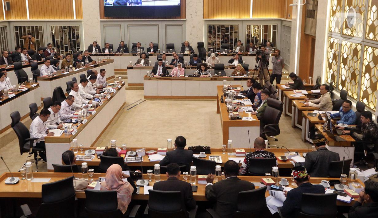 Suasana rapat kerja Ketua Komisi IV DPR RI dengan Kementerian Kelautan dan Perikanan (KKP) di Kompleks Parlemen, Senayan, Jakarta, Kamis (23/1/2025). (Liputan6.com/Angga Yuniar)