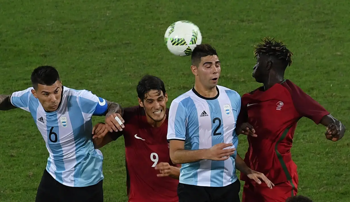 Paciencia #9 dan Edgar (kanan) beerebut bola dengan pemain Argetina pada laga grup D Olimpiade Rio 2016 di Olympic Stadium, Rio de Janeiro, (5/82016) dini hari WIB. (AFP/Vandelei Almeida)