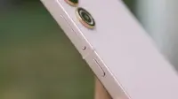 Gambar render mockup Galaxy S24 yang memiliki desain tipis dengan frame tajam sekilas mirip iPhone (Foto: Mockup Samsung Galaxy S24 GSM Arena)