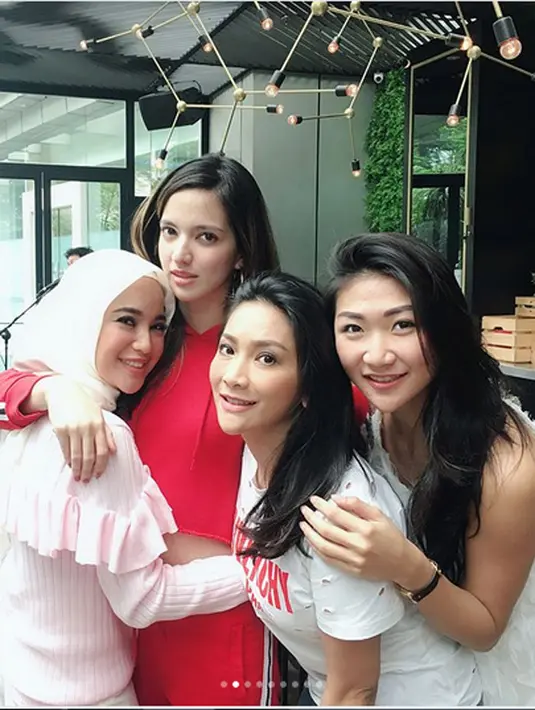 "Kadang orang suka berpikir yaudah pake hijab aja dulu itu kan emang kewajiban. Urusan luarnya nanti aja," kata Chacha saat ditemui di Kawasan Kemang, Jakarta Selatan, Kamis (3/5). (Instagram/chafrederica)