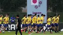 Para pemain melakukan pemanasan saat latihan sesi latihan tim di Doha, Qatar, Minggu, 4 Desember 2022. Jepang berhasil lolos ke babak 16 besar Piala Dunia 2022 sebagai juara Grup E. (AP Photo/Eugene Hoshiko)