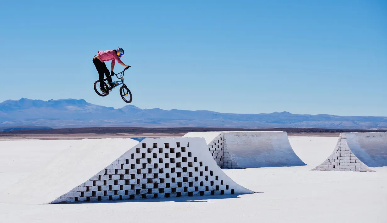 Pemain BMX profesional, Daniel Dhers menunjukkan aksinya bermain sepeda BMX di Salt Park Project, Uyuni, Bolivia pada April 2016. Arena BMX di gurun garam ini merupakan pertama kalinya dibangun untuk pertunjukkan para pemain BMX profesional.  (Reuters)