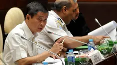 Menhub Ignasius Jonan mengikuti Rapat Dengar Pendapat dengan Komisi V di Senayan, Jakarta, Rabu (13/1/2015). Rapat membahas evaluasi sarana dan prasarana transportasi hari raya Natal tahun 2015 dan tahun baru 2016. (Liputan6.com/Johan Tallo)