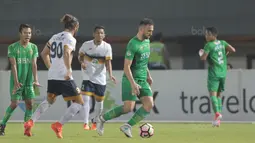 Pemain Bhayangkara FC, Ilija Spasojevic (kanan) melewati adangan pemain Persela pada lanjutan Liga 1 2017 di Stadion Patriot, Bekasi, (27/10/2017). Bhayangkara menang 3-1. (Bola.com/Nicklas Hanoatubun)