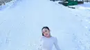 Rachel Vennya juga baru saja selesai berlibur ke Swiss. Di foto ini, Rachel terlihat berpose duduk di tengah salju mengenakan outfit serba putih. Ia mengenakan atasan lengan panjang rajut yang serasi dengan celana panjangnya, dipadu dengan midi boots hitam. [Foto: Instagram/rachelvennya]