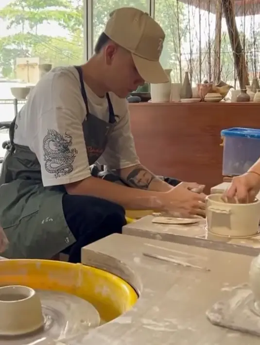 Keseruan Agnez Mo dan Adam Rosyadi membuat kerajinan ini membuat keduanya saling lengket. Mengingat, butuh kelonggaran waktu di sela jadwal manggung Agnes yang padat. Ia dan pacar terlihat bersemangat membuat tembikar. (Liputan6.com/IG/agnezmo)