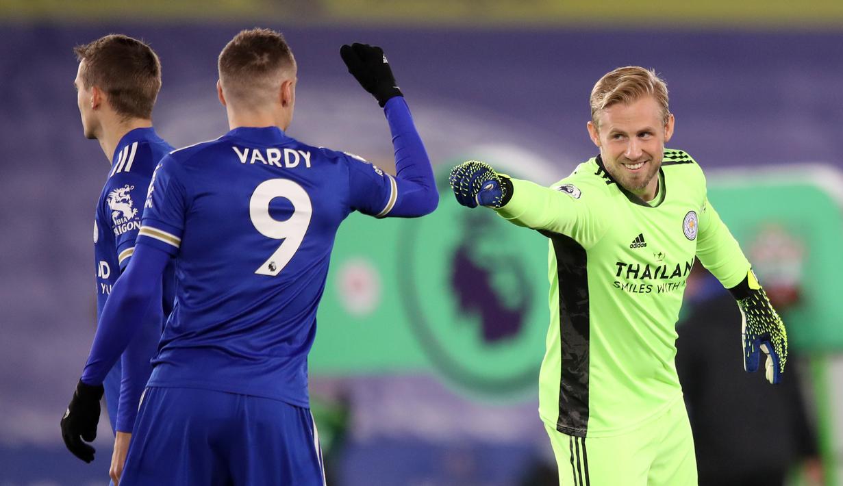 Kiper Leicester City, Kasper Schmeichel (kanan) dan striker Jamie Vardy bersalaman menjelang dimulainya laga lanjutan Liga Inggris 2020/21 pekan ke-18 melawan Southampton di King Power Stadium, Sabtu (16/1/2021). Leicester City menang 2-0 atas Southampton. (AFP/Alex pantling/Pool)