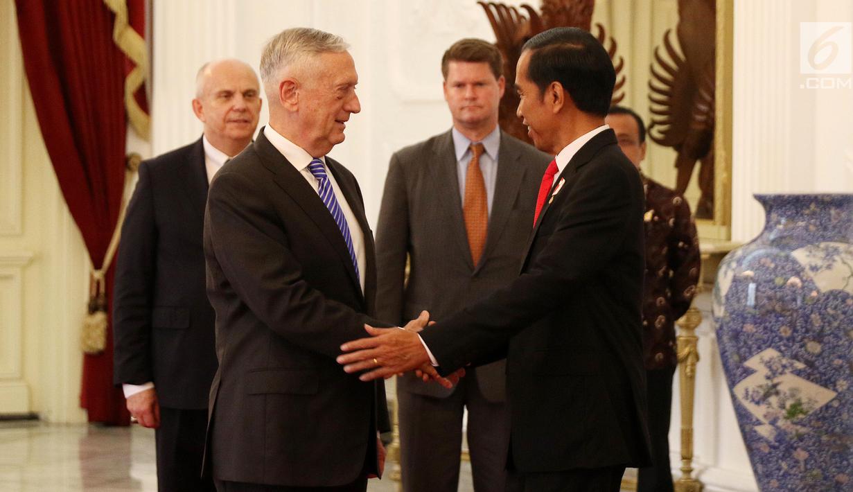 Presiden Jokowi berjabat tangan dengan Menteri Pertahanan Amerika Serikat (AS) James Mattis saat bertemu di Istana Merdeka, Jakarta, Selasa (23/1). (Liputan6.com/Angga Yuniar)