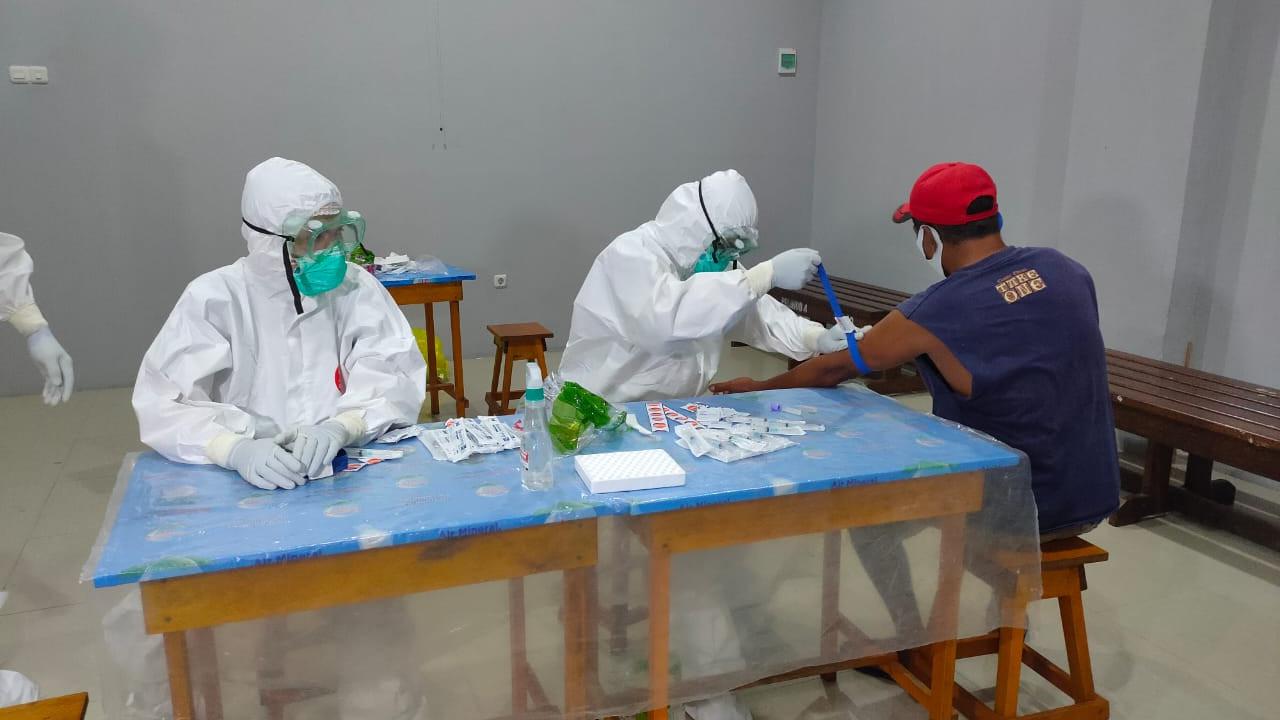 Tenaga medis saat menjalankan tugas memeriksa pasien di fasilitas kesehatan.