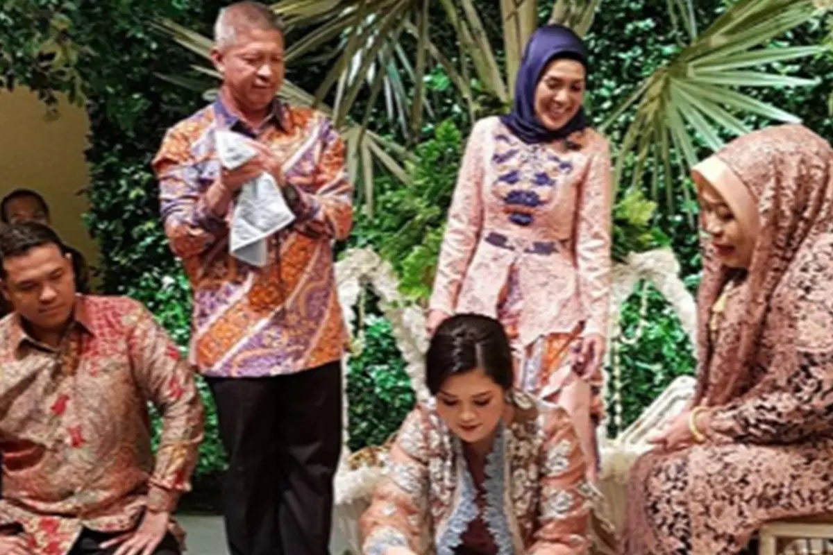 Prosesi Tedak Siten Cucu Komisaris Pertamina Condro Kirono