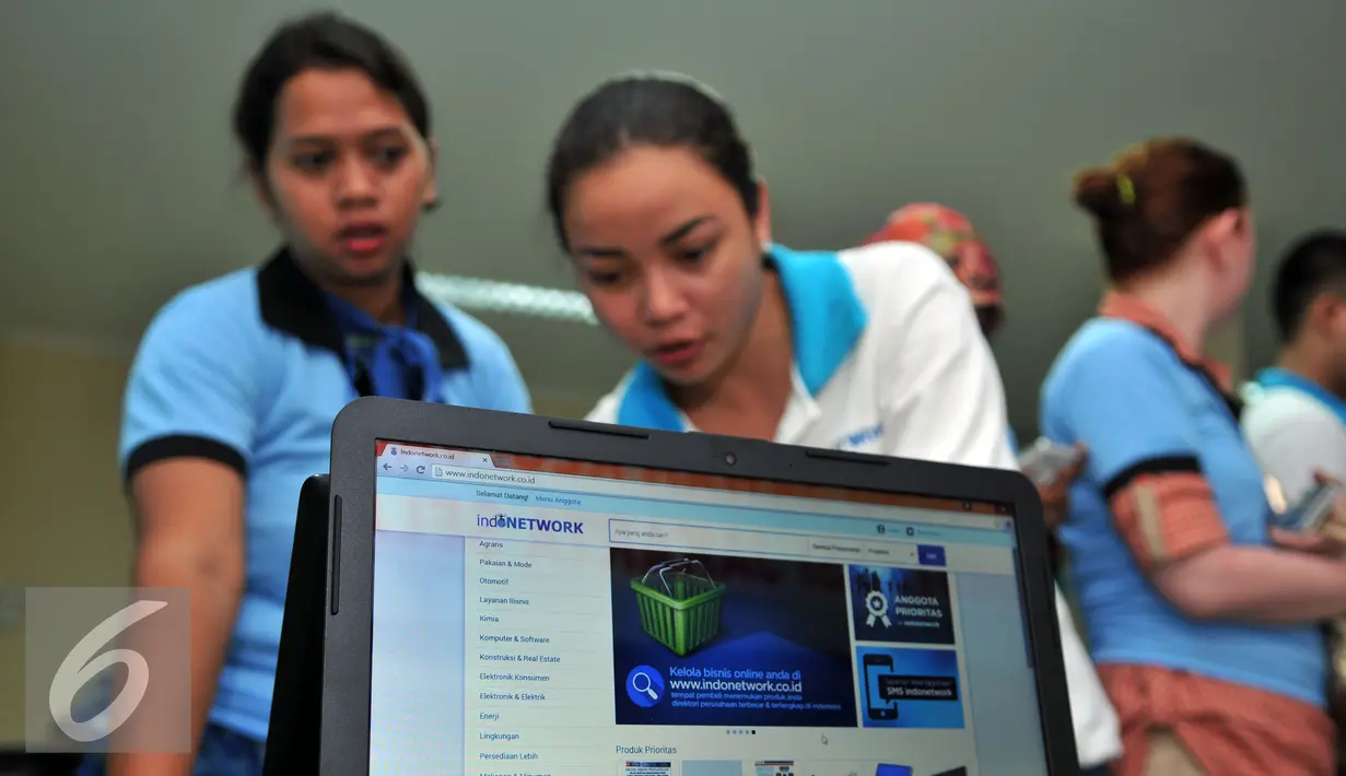 Anggota Indonetwork memberikan pengenalan industri e-commerce pada peserta pelatihan pemberdayaan masyarakat di Jakarta, Selasa (19/1). Indonetwork gelar pelatihan sebagai bentuk kepedulian perkembangan industri di Indonesia. (Liputan6.com/Yoppy Renato)