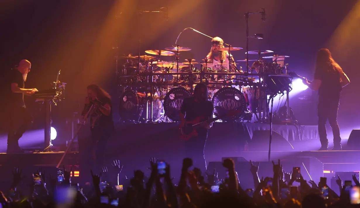 Grup band metal legendaris, Dream Theater saat tampil pada Konser "An Evening With Dream Theater - 40th Anniversary Tour" di Beach City International Stadium, Jakarta, Sabtu 7 Februari 2026. (Kapanlagi.com/Budy Santoso)