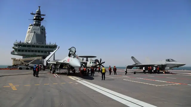 Dalam foto arsip tanpa tanggal yang dirilis Xinhua, awak kapal induk Fujian berlatih lepas landas dan mendarat dengan pesawat J-15T, KJ-600, dan J-35.