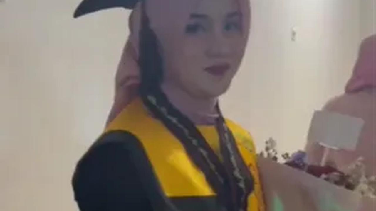 Terlihat dalam video yang diunggah, Pitri datang ke kamar inap sang ayah dengan masih mengenakan toga di tubuhnya. Selempang bertuliskan 'Cumlaude' juga masih tersampir di bahunya.