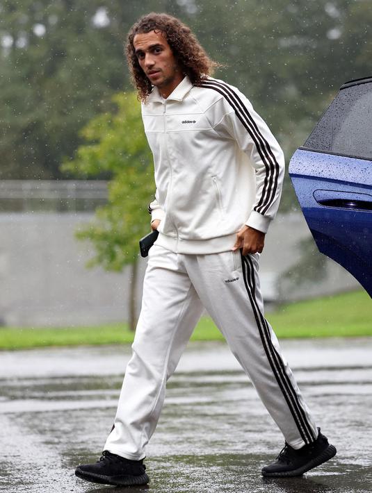Gelandang timnas sepak bola Prancis, Matteo Guendouzi, tiba untuk ambil bagian dalam persiapan tim untuk pertandingan kualifikasi UEFA Nations League mendatang di Clairefontaine-en-Yvelines pada 7 Oktober 2024. (FRANCK FIFE/AFP)