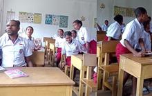 Momen Siswa SD di Papua Mendadak Panik Dengar Suara Pesawat, Pastikan Sumber Suara sampai Pelajaran 'Tertunda