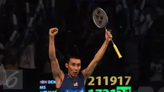 Tunggal putra Malaysia, Lee Chong Wei mengangkat tangan usai menumbangkan Jan O Jorgensen (Denmark) di final BCA Indonesia Open 2016, Jakarta, Minggu (5/6/2016). Lee Chong Wei unggul 17-21, 21-19, 21-17. (Liputan6.com/Helmi Fithriansyah)
