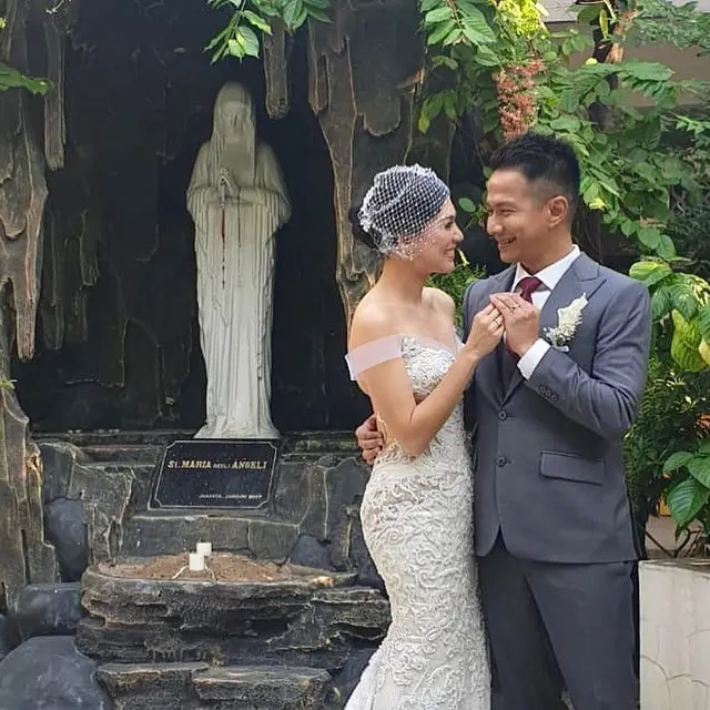 Akhiri Masa Duda, Ini 7 Potret Penikahan Delon dan Aida Chandra