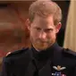 Tatapan Pangeran Harry saat melihat Meghan Markle berjalan menuju ke depan altar sesaat sebelum pemberkatan pernikahan. (Foto: Youtube/The Royal Family Channel)