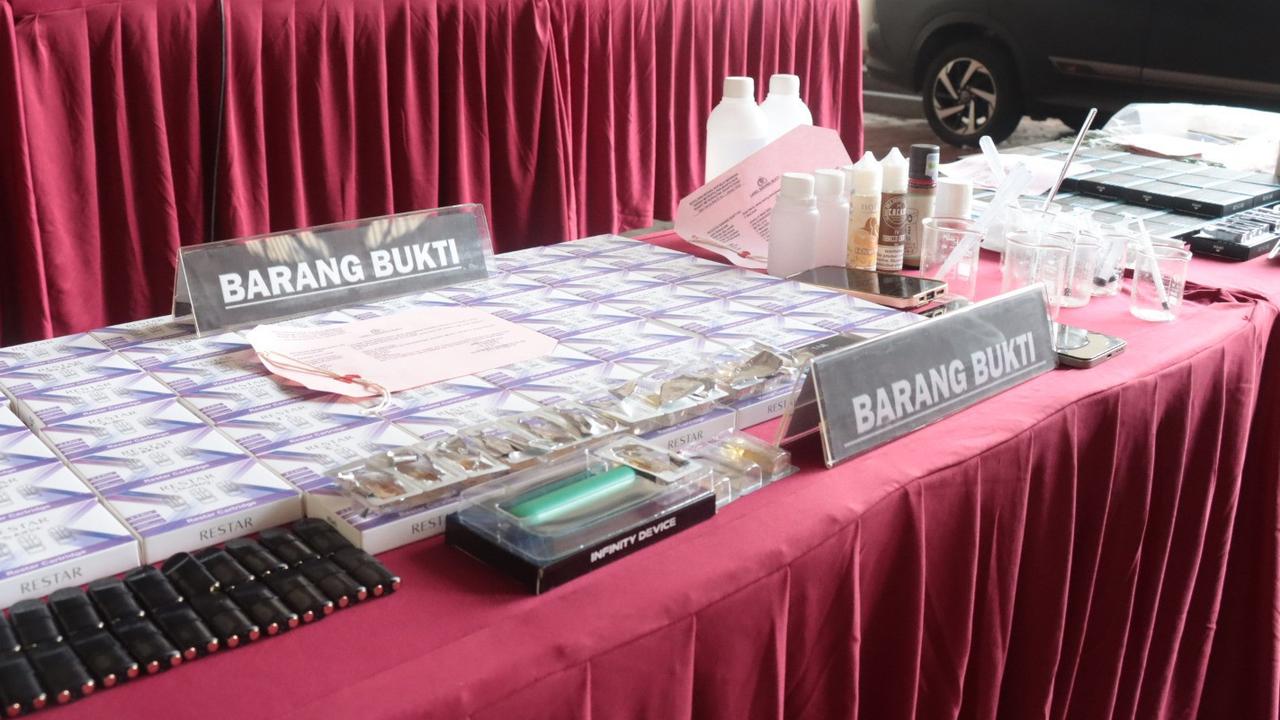 Wanita Ini Racik Liquid Vape Narkotika di Apartemen Mewah Jakbar, Dijual Rp3,5 Juta per Cartridge