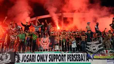 Suporter tim Bajul Ijo bernyanyi dan menyalakan suar usai menyaksikan laga penyisihan Dirgantara Cup 2017 antara Persebaya melawan Cilegon Utd di Stadion Maguwoharjo, Sleman, Sabtu (4/3). Persebaya kalah 1-2. (Liputan6.com/Helmi Fithriansyah)