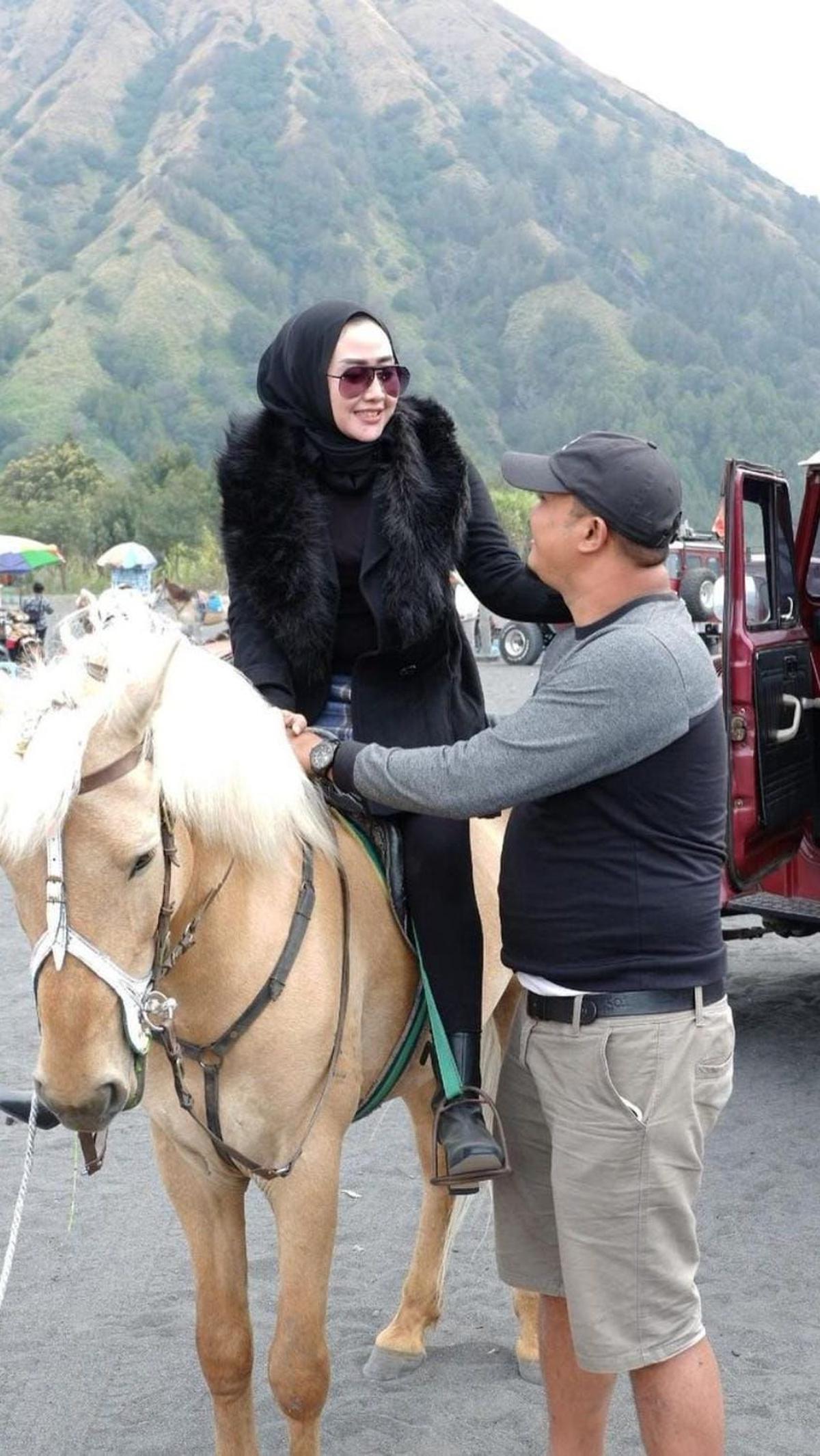 Luluk Nuril dan suami ternyata menyukai liburan di wisata alam. Banyak unggahannya yang memperlihatkan kebersamaan mereka saat liburan di alam.&nbsp;<br>