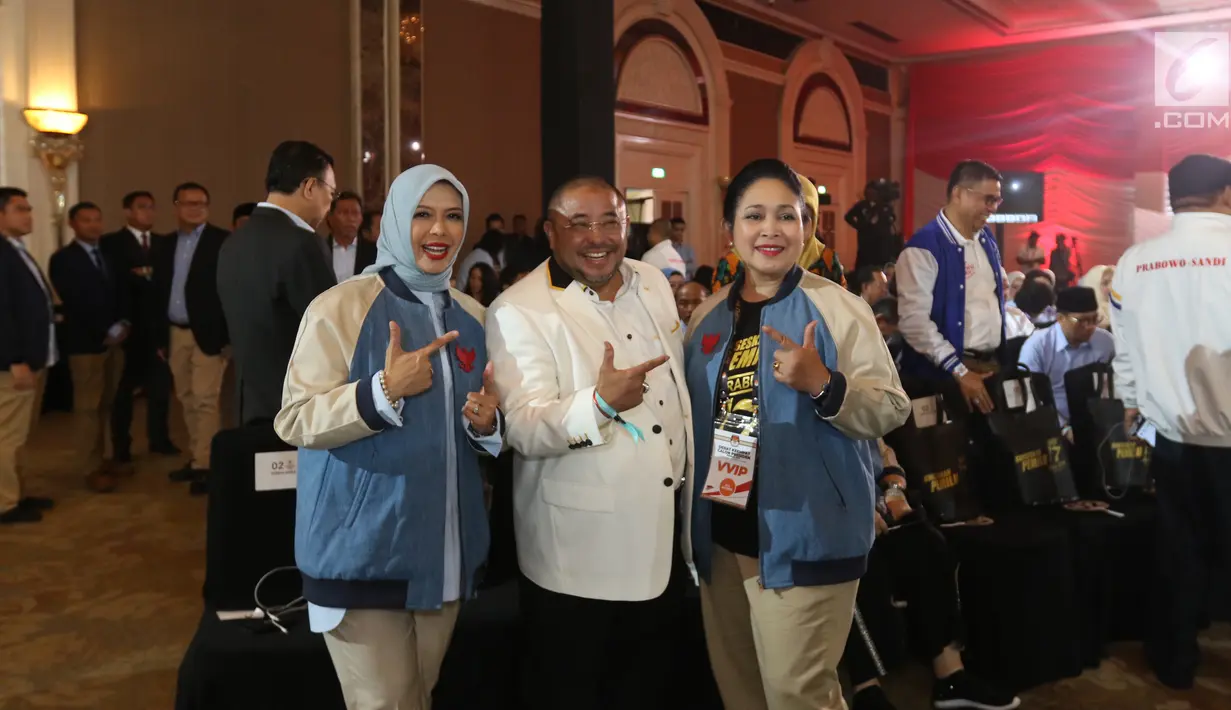 Politikus Partai Berkarya Siti Hediati Hariyadi atau Titiek Soeharto (kanan) didampingi istri cawapres nomor urut 02 Nur Asia Uno dan politikus PKS Aboe Bakar Al-Habsyi berpose saat memberi dukungan dalam debat keempat Pilpres 2019 di Hotel Shangri-La, Jakarta, Sabtu (30/3).(Liputan6.com/JohanTallo)
