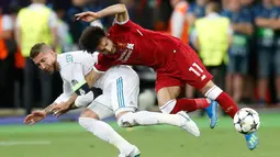 Bek Real Madrid Sergio Ramos mengapit tangan Mohamed Salah saat pertandingan final Liga Champions di Stadion NSK Olimpiyskiy, Ukraina (26/5). Akibat insiden ini Mohamed Salah cedera dan tidak dapat melanjutkan pertandingannya. (AP/Efrem Lukatsky)