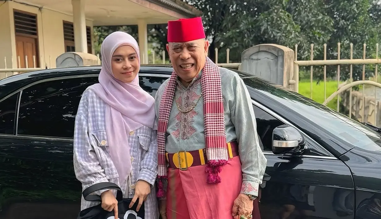 Sinetron tersebut juga dibintangi oleh Latief Sitepu. Dengan latar belakang kampung yang asri dan budaya dangdut yang kental, cerita ini menyajikan suasana yang dekat dengan kehidupan masyarakat Indonesia, khususnya para pecinta musik dangdut. Sejak diumumkan akan menemani selama Ramadan, sinetron Romansa Kampung Dangdut sudah mendapat banyak dukungan dari para penggemar Lesti dan Rizky Billar. (Liputan6.com/IG/@lestikejora)