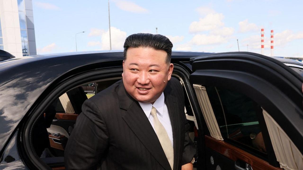 Dengan wajah yang penuh senyum, Pemimpin Korea Utara Kim Jong-un yang keluar dari kendaraannya setiba di Kosmodrom Vostochny. Di lokasi itu Kim akan bertemu dengan Presiden Putin untuk memeriksa landasan peluncuran roket Angara di wilayah Amur timur jauh,