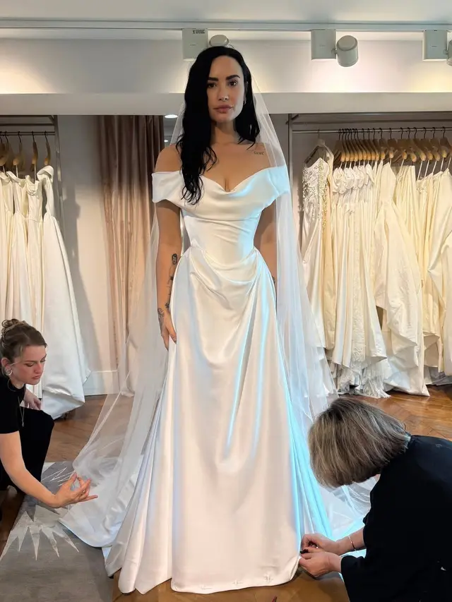 Demi Lovato di Hari Pernikahannya Bersama Jordan Lutes.