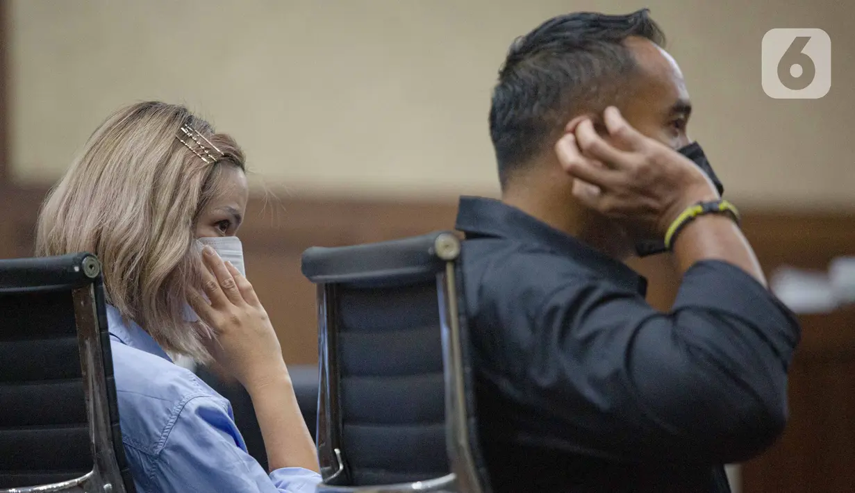 Terdakwa penyalahgunaan narkoba Nia Ramadhani (kiri) dan Ardi Bakrie saat mengikuti jalannya sidang di Pengadilan Negeri (PN) Jakarta Pusat, Jakarta, Kamis (30/12/2021). Sidang penyalahgunaan narkoba tersebut beragendakan pledoi atas tuntutan Jaksa Penuntut Umum (JPU). (Liputan6.com/Faizal Fanani)