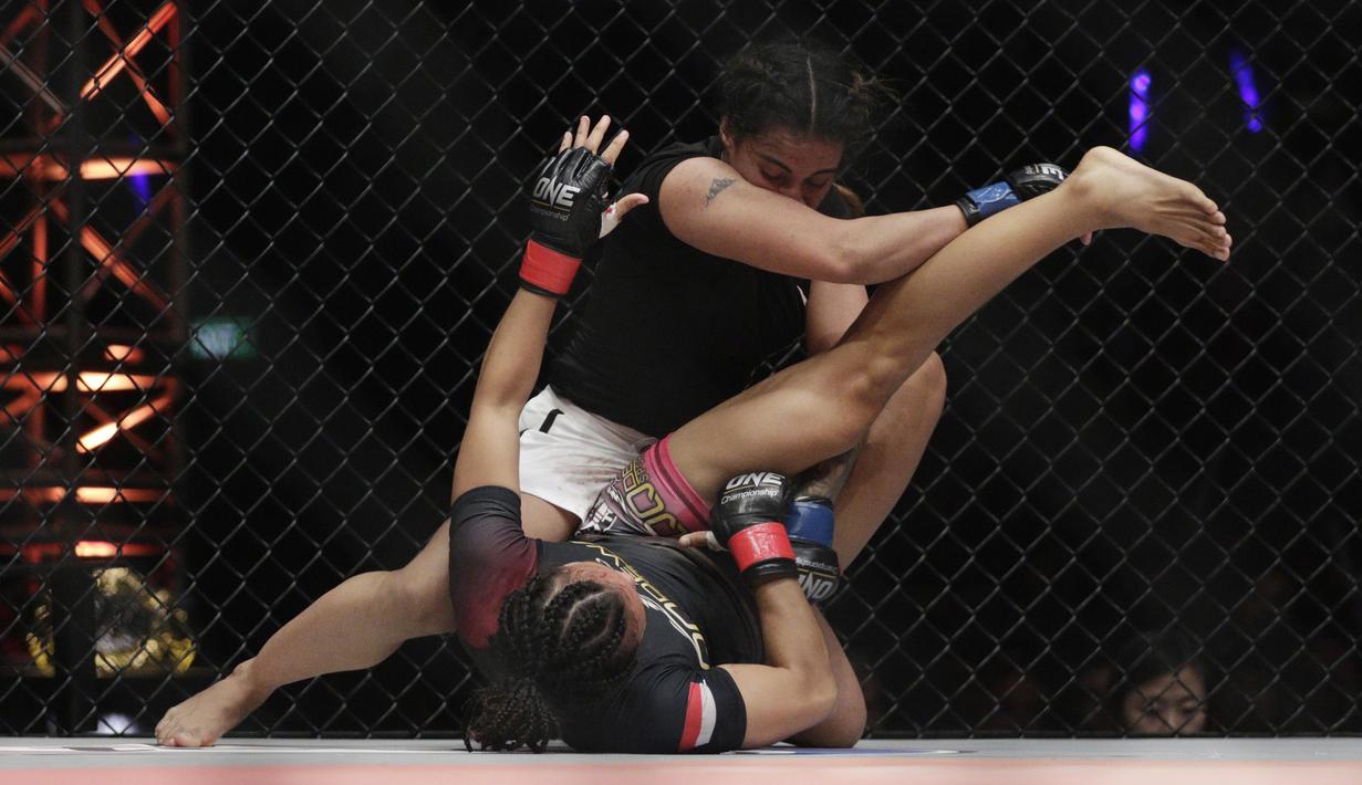Petarung Indonesia, Priscilla Lumban Gaol, dikalahkan petarung India, Puja Tomar, saat bertarung pada laga ONE Championship di Istora Senayan, Jakarta, Sabtu (19/1). Priscilla kalah dari Puja. (Bola.com/M. Iqbal Ichsan)